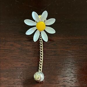 Vintage Daisy sweater pin or brooch